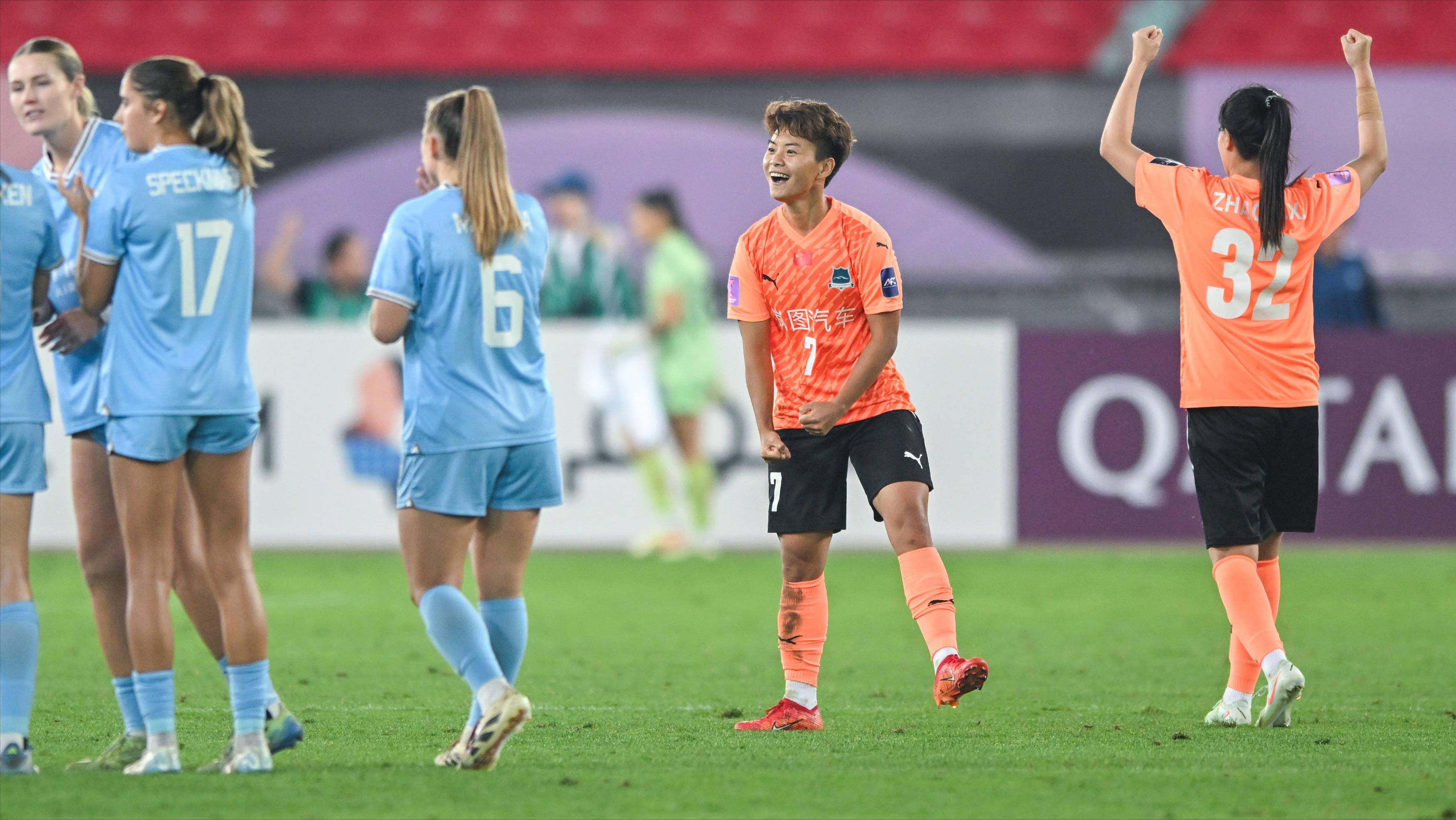 女足教练组战术布置，多方讨论提升实力