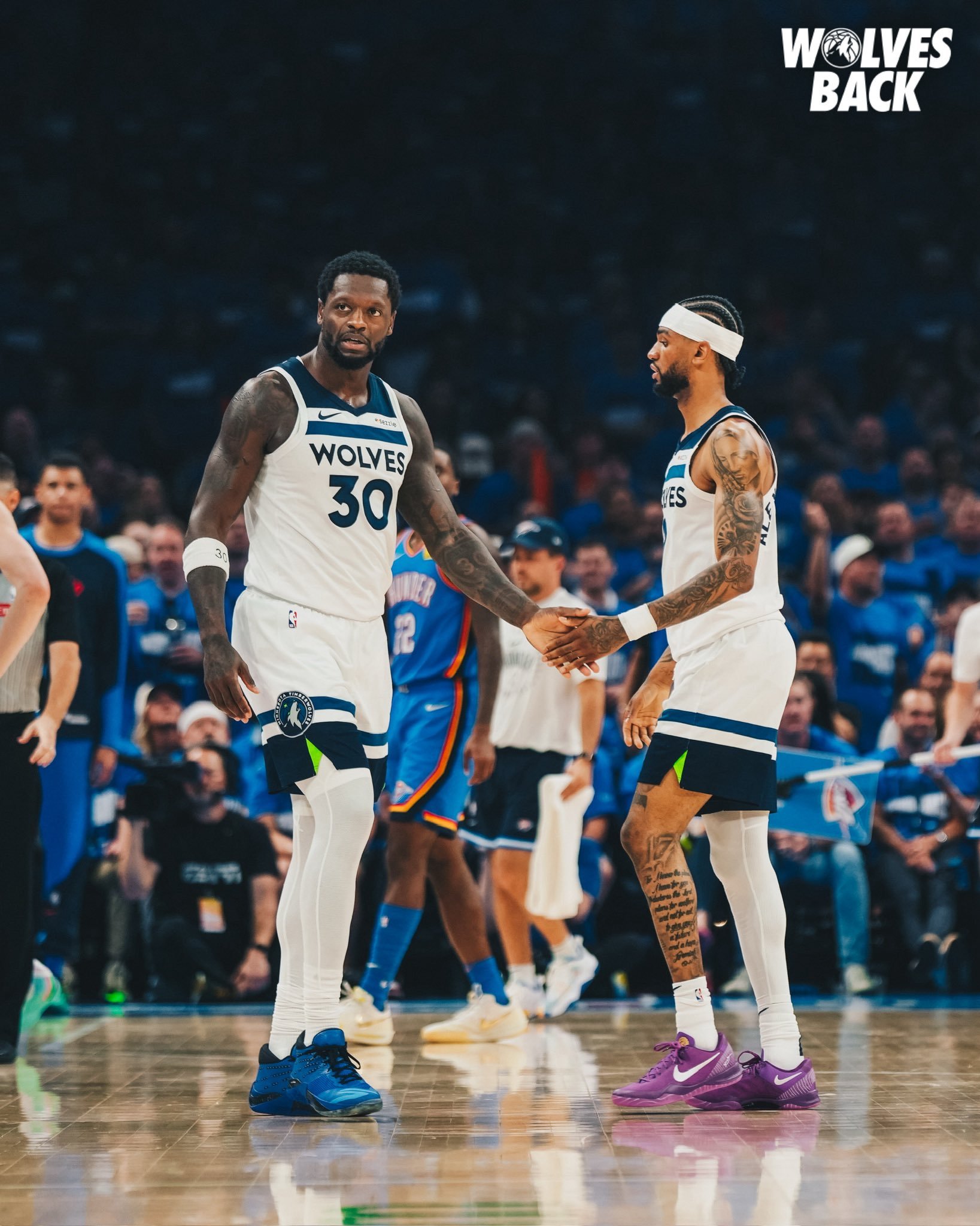 魔术轻取雷霆，布克统治全场