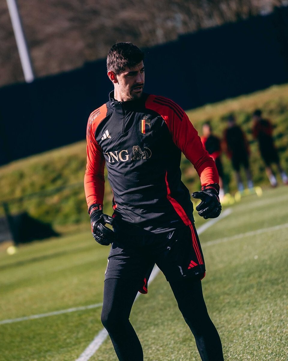 哥伦比亚横扫里昂，库尔图瓦统治全场